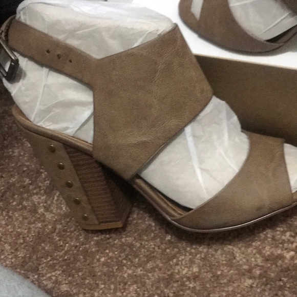 Tan open heels - Picture 2 of 3